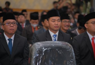 Muhamad Raihan Tsany Azurra (tengah) Saat Ikuti Prosesi Pengambilan Sumpah/Janji Jabatan Anggota DPRD Kota Blitar Periode 2024-2029