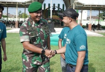 Danrem 162/WB Brigjen TNI Agus Bhakti saat pelepasan peserta Ekspedisi Mengajar Desa Seri 3 di Makorem, Kota Mataram, Minggu (28/1)