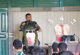 Komandan Korem 121/Abw Brigjen TNI Luqman Arief, S.I.P., saat memberikan pengarahan kepada seluruh prajurit Yonif 642/Kps, bertempat di Mayonif 642/Kps, Sintang, Kalimantan Barat, Rabu (03/01/2024).