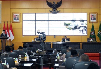 Wakil Walikota Blitar Tjutjuk Sunario Sampaikan Tanggapan Walikota Blitar terkait Raperda Pertanggungjawaban Pelaksanaan APBD Tahun 2023.