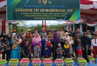 Danrem didampingi Dandim 0408/BSK saat foto bersama dengan masyarakat Desa Tri Tunggal Bakti Kec. Muara Sahung Kab. Kaur, dalam rangka peresmian penggunaan air bersih program TNI AD manunggal air tahun 2024 secara tersebar Selasa (6/2/2024).