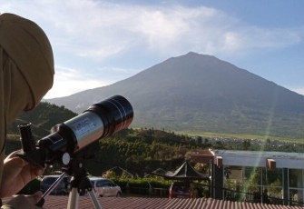 Ilustrasi meneropong aktivitas gunung Kerinci