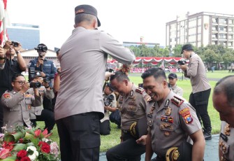 Tradisi kenaikan pangkat personel Polda Jatim 