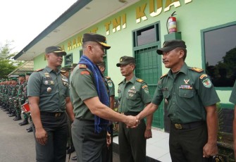 Danrem 064/MY Brigjen TNI Fierman Sjafirial menyalami prajuritnya di Kodim Lebak, Selasa (2/1)