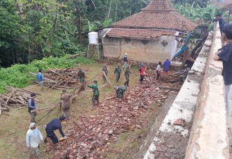 TNI Bantu Kesulitan Masyarakat Terdampak Bencana Gempa Sumedang 