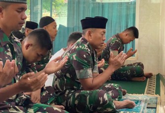 Kasmenarmed 2 Kostrad Letkol Arm Siswo Budiarto saat doa bersama keselamatan prajurit, Jum'at (5/1)