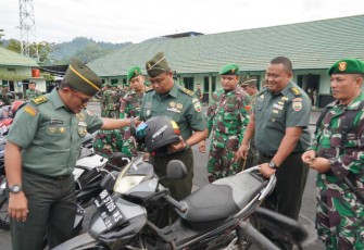 Kasiintel Korem 023/KS Letkol Inf Budy Suradi memeriksa kendaraan personel, Senin (8/1)