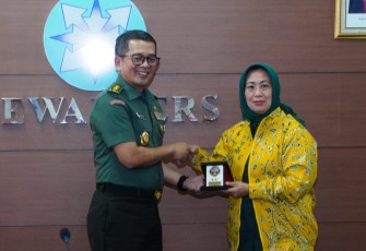 Kapuspen TNI Mayjen TNI Dr. Nugraha Gumilar, M.Sc saat penyerahan cindera mata dengan Ketua Dewan Pers Ibu Ninik Rahayu, 