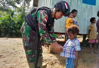 Cara humanis satgas Yonif 310/KK dekatkan dengan warga di perbatasan, Kamis (11/1)