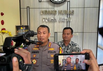Kabid Humas Polda Jatim Kombes Dirmanto saat memberikan keterangan pers, Jum'at (12/1)