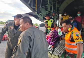 Prajurit TNI AU saat Evakuasi Masyarakat dalam Kondisi Kritis di Wamena