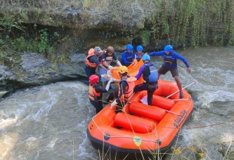 Jajaran Polres Batu bersama Tim Gabungan saat evakuasi korban hanyut di sungai Konto, Senin (15/1)