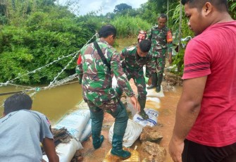 Pembuatan tanggul darurat atasi luapan air sungai di wilayah desa binaan, Selasa (16/1)