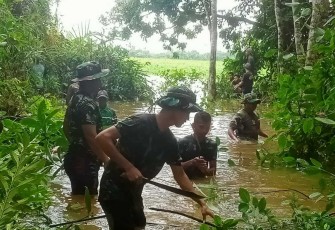 Pembersihan sampah aliran sungai 