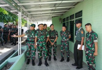 Pangkostrad Mayjen TNI Muhammad Saleh Mustafa saat menerima pemaparan pembangunan rumdis di Batalyon Satria Sandi Yudha Kostrad, Cilodong Depok, Selasa (16/1)