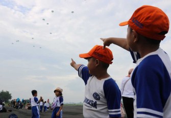 Keceriaan anak-anak saksikan aksi terjun payung di Lanud Iswahjudi, Kamis (18/1)