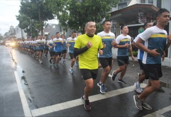 Kasmenarmed 2 Kostrad Letkol Arm Siswo Budiarto saat pimpin lari bersama prajuritnya, Kamis (18/1)