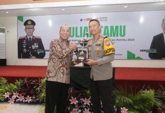Kapolda Jatim Irjen Pol Imam Sugianto menerima cenderamata dari Rektor UM Surabaya, Kamis (18/1)