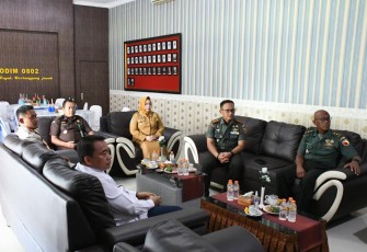 Komandan Kodim 0802/Ponorogo, Letkol Inf Hirta Juni Adriansyah, S. Sos. M. Han. hari ini mengikuti kegiatan Komunikasi Sosial bersama Aster Kasad, Mayjen TNI Hadi Susilo S.I.P, bertempat di ruang Lobby Kodim 0802/Ponorogo, jalan Basuki Rahmad No.38, Kota Ponorogo, Senin (22/01/2024)