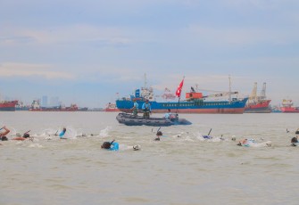 Dansatkopaska ikuti renang selat Madura