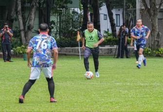 Pangkostrad Mayjen TNI Muhammad Saleh Mustafa menggocek bola dalam olahraga bersama di Kodam Jaya, Selasa (23/1)