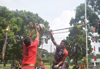 Smash keras pemain Xander berusaha dibloking lawan dalam turnamen bola voli meriahkan HUT Yonarmed 1 Kostrad, Jum'at (26/1)