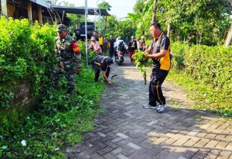 Pembersihan sampah di lingkungan 