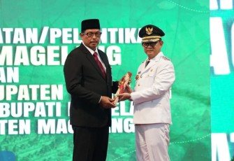 Pj Gubernur Jawa Tengah Nana Sudjana saat melantik Pj Bupati Magelang 