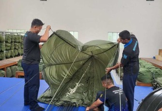 Personel Sathar 72 Lanud Sulaiman saat melipat parasut cargo, Senin (29/1)
