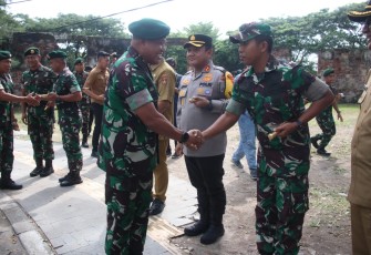 Dandim 0805/Ngawi Letkol Arm Didik Kurniawan saat menyambut kedatangan Pangkostrad di Benteng Van Den Bosch Ngawi, Selasa (30/1)