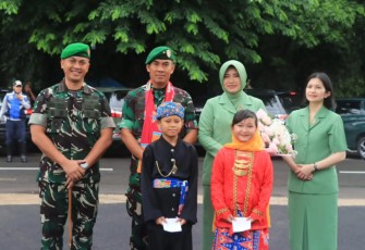 Foto bersama Danrem 051/Wkt Brigjen TNI Riyanto dengan Dandim 0507/Bekasi Kolonel Arm Rico Ricardo Sirait, di Makodim, Selasa (30/1)