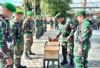 Dandim 1615/Lotim Letkol Inf Bayu Sigit Dwi Untoro saat pengecekan kesiapan pasukan, Kamis (1/2)