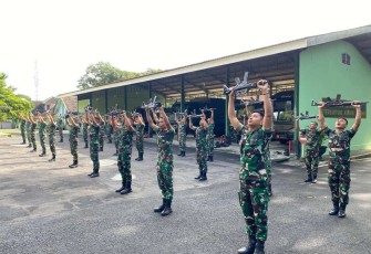 Senam senjata rutin dilaksanakan prajurit Menarmed 2 Kostrad Malang, Kamis (1/2)