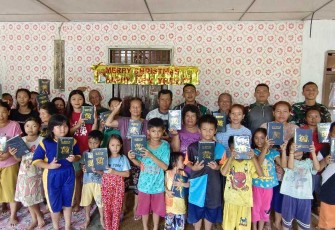 Bantuan Alkitab dari Pangkostrad di perbatasan, Sabtu (3/2)