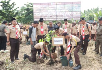 Pangdam XII/Tpr Mayjen TNI Iwan Setiawan tanam mangrove, Sabtu (3/2)