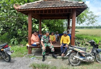 Komsos Babinsa bersama warga binaannya