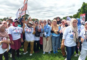 Liliana Caleg DPR RI Dapil Jabar VI dari Partai Gerinda bersama kader dan massa pendukung di Depok, Jabar, Minggu (4/2)