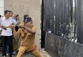Pendemo APDESI saat merusak pagar DPR RI, Rabu (31/1)