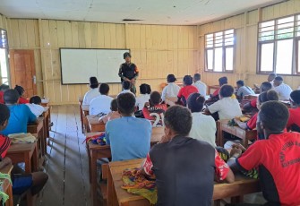 Personel Satgas Gadik Tingkatkan Semangat Belajar Pelajar Papua, Senin (5/2)