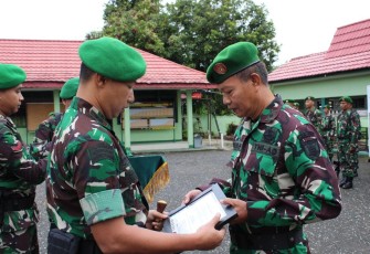 Dandim 1008/Tabalong Letkol Inf Budi Galih saat memberikan cenderamata prajuritnya purna tugas, Senin (5/2)