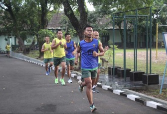 Pembinaan Fisik Prajurit Menarmed 2 Kostrad, Selasa (6/2)