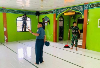 Prajurit Lanal Tolitoli baksos membersihkan tempat ibadah, Selasa (6/2)