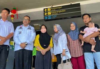 Meily Christine Baju Kuning Menggunakan Masker saat Dijemput Keluarganya Dibandara /Foto : MC