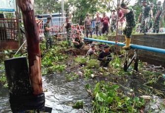 Terjun langsung prajurit Kodim Amuntai bersihkan saluran air