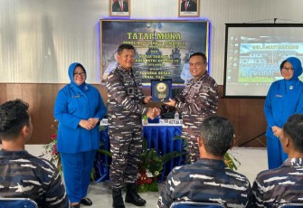 Pangkoarmada III Laksamana Muda TNI Hersan saat memberikan cenderamata Danlanal Tual, Sabtu (10/2)