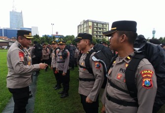 Karoops Polda Jatim Kombes Pol Puji Santosa saat pengecekan pasukan pengamanan pemilu 2024, di mapolda Jatim, Sabtu (10/2)