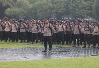 Personel pengamanan pemilu 2024 Polda Jatim, Minggu (11/2)