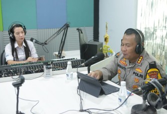Kabid Humas Polda Jatim Kombes Dirmanto saat talkshow di RRI Surabaya, Senin (12/2)