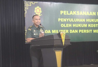 Wakakum Kostrad Letkol Chk Moch Arif Muttaqin saat memberikan penyuluhan hukum di Menarmed 2 Kostrad, Selasa (13/2)