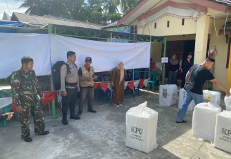 Prajurit Kodim 1001/HSU-BLG bantu pendistribusian logistik pemilu, Selasa (13/2)